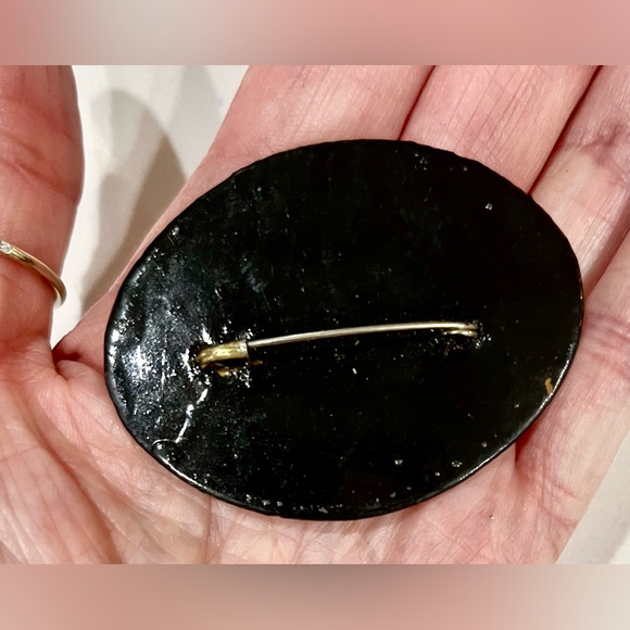 Vintage hand-painted black Russian lacquer wood brooch. roses bouquet, EUC - Picture 6 of 7